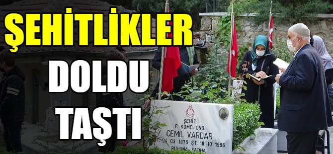 Şehitlikler doldu taştı