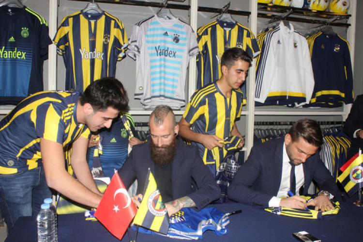 Fenerbahçe kafilesi Adana’da coşkuyla karşılandı