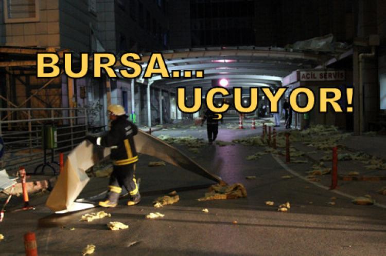 Bursa'da hastane çatısı uçtu! (Videolu)