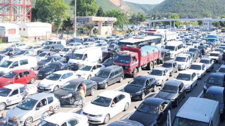 850 milyon 474 bin lira tatilde yola aktı