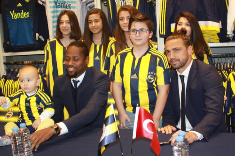 Fenerbahçeli Mehmet Topuz ve Abdullaye Ba Mersin'de imza dağıttı