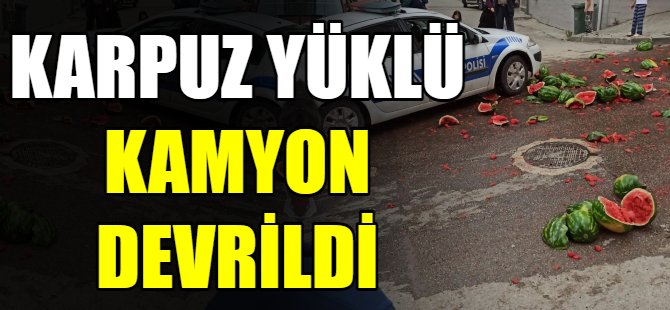 Karpuz yüklü kamyon devrildi
