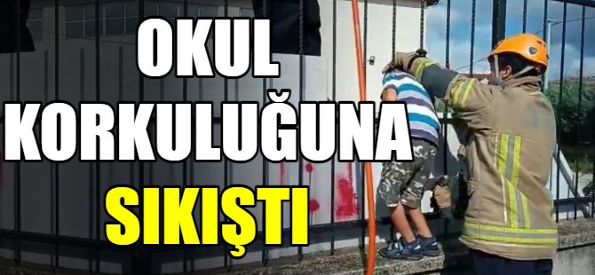 Okul korkuluklarına sıkıştı