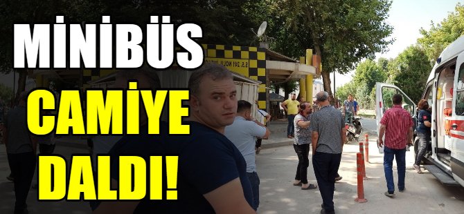 Minibüs camiye daldı