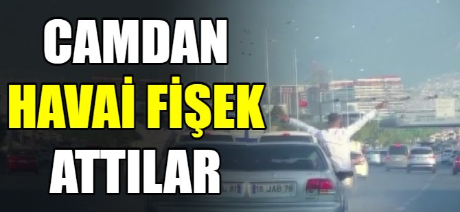 Aracın camından havai fişek attı