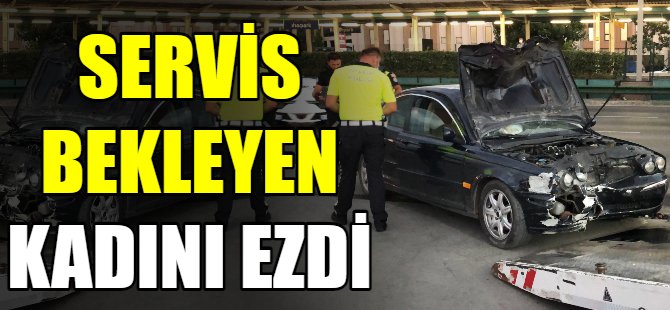 Servis bekleyen genç kadına çarptı