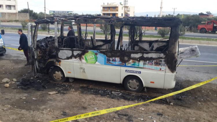 Şehiriçi yolcu minibüsü yandı