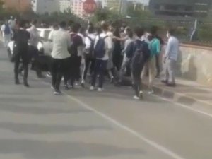 Okul önünde kavga