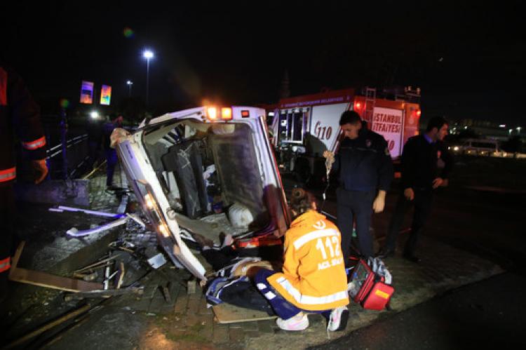 Zeytinburnu'nda kaza: 2'si ağır, 4 yaralı