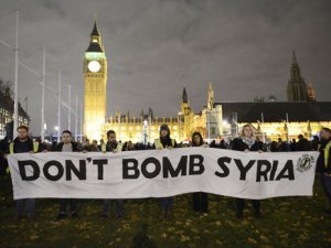 Londra'da binlerce protestocu 'Suriye’yi bombalamaya hayır' dedi