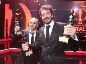 Altın Portakal’da ödül alan yönetmenden Dündar ve Gül'e destek