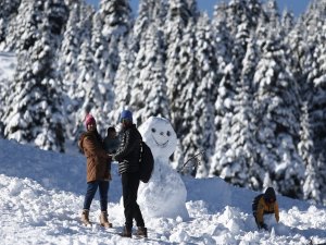 Uludağ’da turistler karın tadını çıkardı
