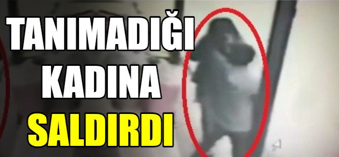 Yolda yürüyen kadının burnunu kırdı