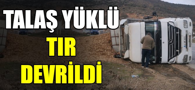Talaş yüklü tır devrildi: 1 yaralı