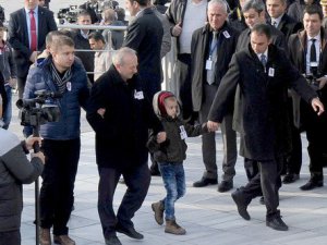 6 yaşındaki Eymen, şehit babasının cenaze namazını kıldı, gözyaşı döktü