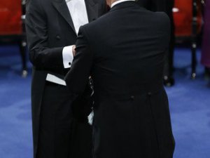 Aziz Sancar, İsveç Kralı’nın elinden Nobel ödülünü aldı