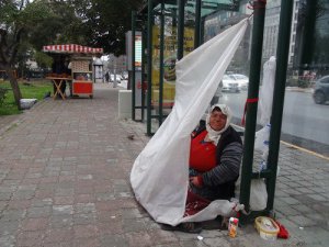 Otobüs durağını kendine ev yaptı