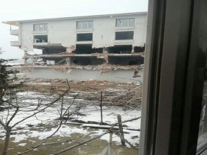 Bursa'da kaçak bina yıkıldı