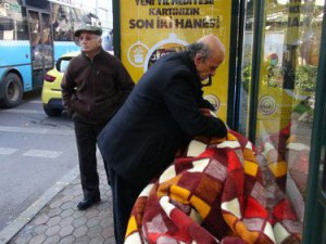 Otobüs durağında yaşam mücadelesi