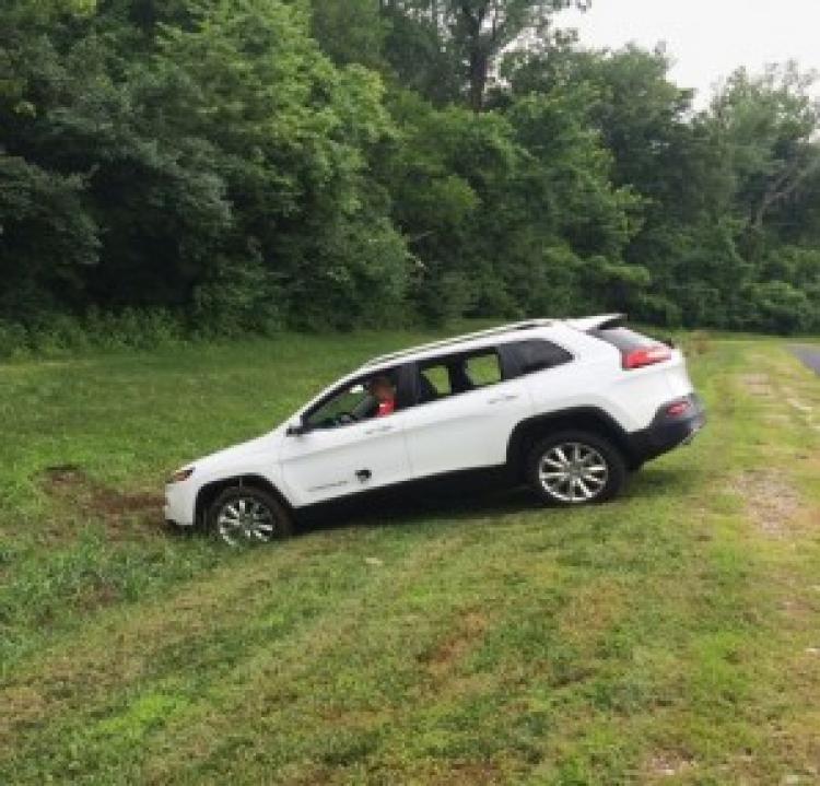 Hacker Jeep’e uzaktan bağlanarak kontrolü ele aldı