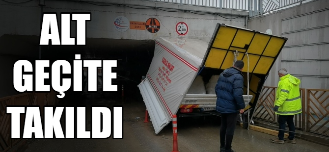Kamyonet alt geçide çarptı