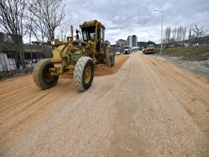 Karda zarar gören yollar yenileniyor