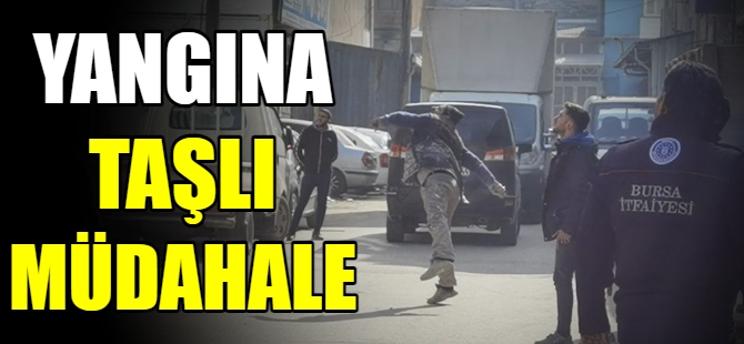 Yangına taşlarla müdahale ettiler