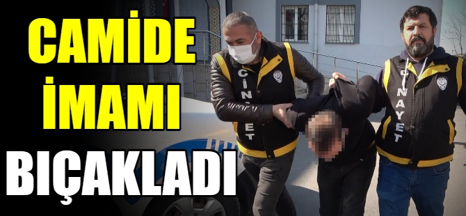 Camide imamı bıçakladı