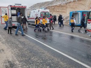 Üniversiteleri taşıyan midibüs devrildi: 1 ölü, 16 yaralı