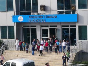 Öğrencilerinin gözü önünde vuruldu