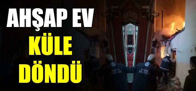 Ahşap bina alev alev yandı