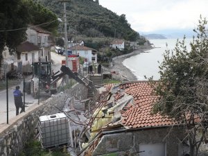 Gemlik'te kaçak bina yıkıldı