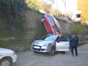 Park halindeki otomobil, diğer otomobilin üzerine devrildi