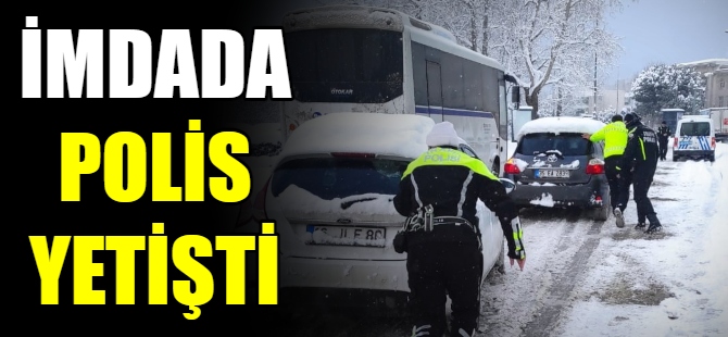 Yolda kalanlara polis yetişti