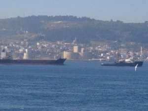 Rus gemisi Çanakkale Boğazı'ndan çekilerek götürüldü