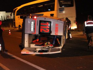 Hasta taşıyan ambulans devrildi: 5 yaralı