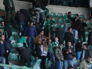 Bursaspor taraftarları,koltukları söktü