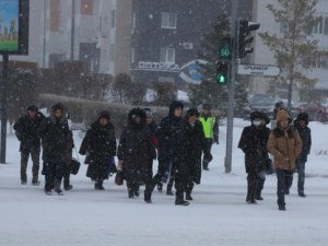 Kazakistan’ı kar fırtınası etkisine aldı