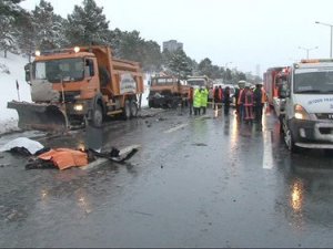 Lüks otomobil, kar temizleyen işçileri ezdi