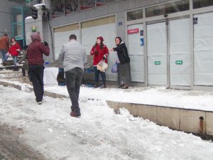 Hamile kadının üzerine kar kütlesi düştü