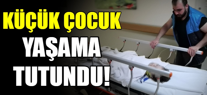 Küçük çocuk yaşama tutundu