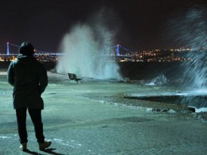 İstanbul'da lodos dev dalgalar oluşturdu