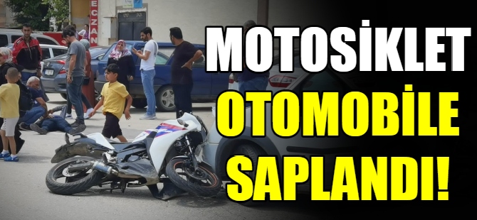 Motosiklet otomobile saplandı