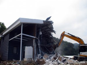 Uludağ'daki kaçak ev yıkıldı