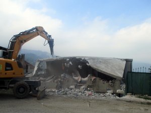 Uludağ'da kaçak yapılar yıkıldı