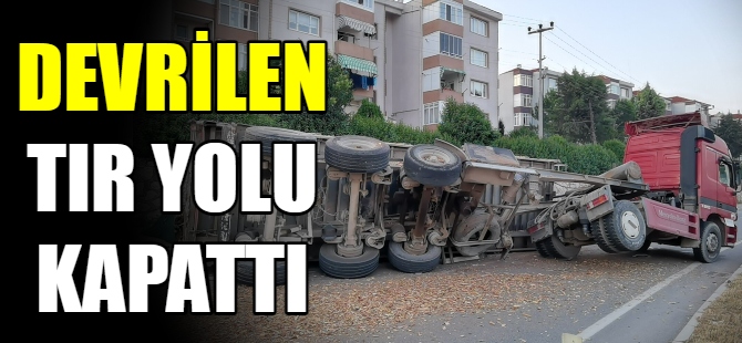 Devrilen TIR yolu kapattı