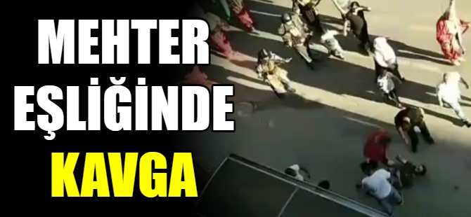 Mehter eşliğinde kavga