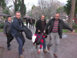 Yaralıyı ambulansa böyle taşıdılar