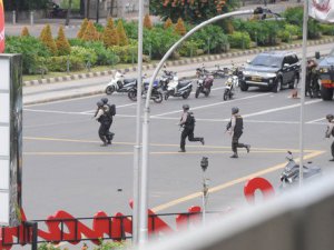 IŞİD'in üstlendiği Cakarta'daki saldırılarda son bilanço: 7 ölü, 24 yaralı