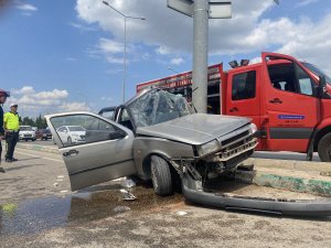 Bursa'da otomobil yön levhasına çarptı